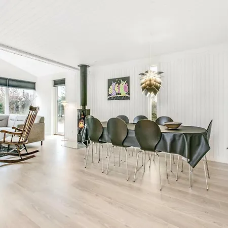 Three Bedroom Holiday In Grenå
