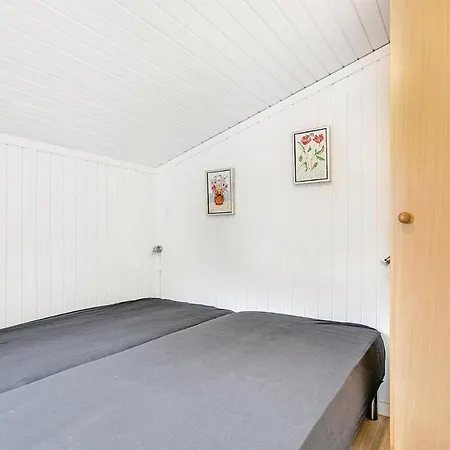 Three Bedroom Holiday In Grenå